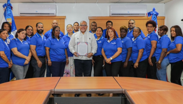 Director Promipyme firma compromiso ante colaboradores